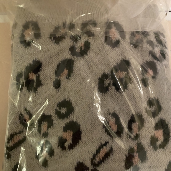 NWT Women's XL Sweater Black/Pink Cheetah - Picture 2 of 4